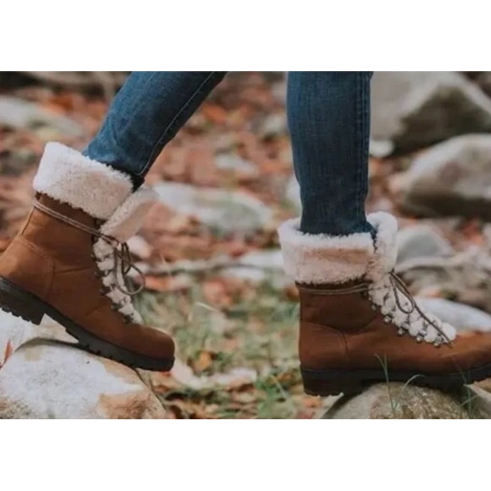 - ❄️UGG Australia Fraser Shearling Combat Lug Sole Rugged Leather boots.